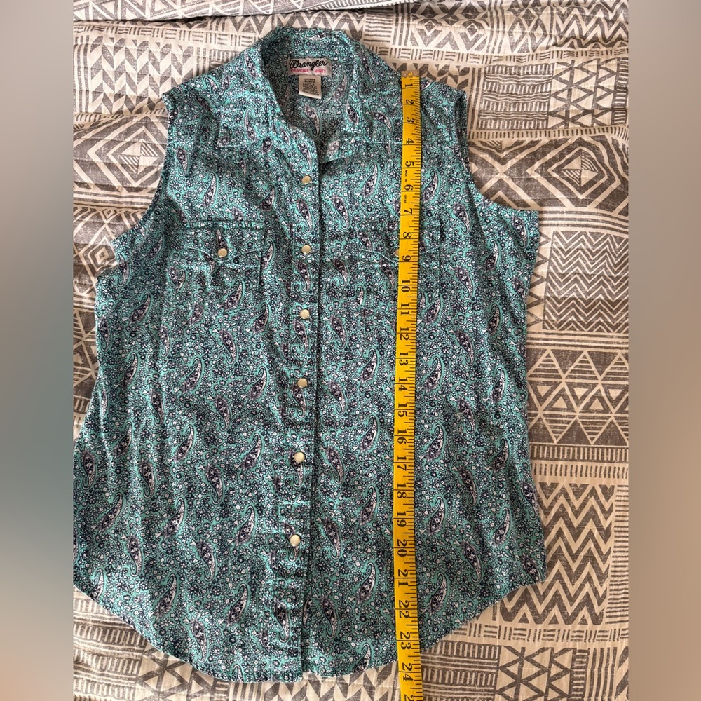 Wrangler snap button shirt. Womens size Small - Picture 4 of 4
